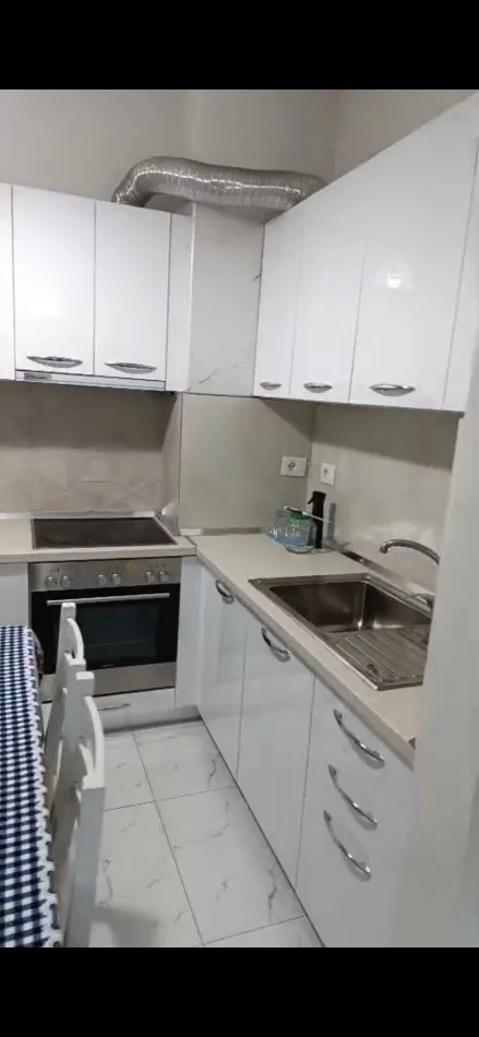 Tirane, jepet me qera apartament 2+1+Ballkon Kati 6, 90 m² 450 € (Rruga bedri Karapici)
