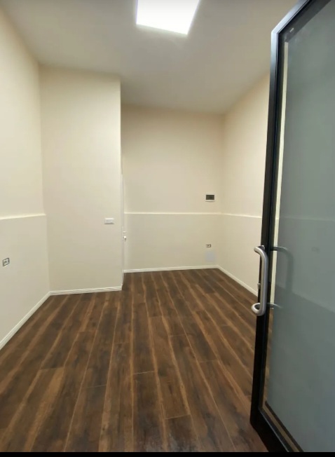 Tirane, jepet me qera dyqan Kati 0, 15 m² 250 € (Komuna e parisit)