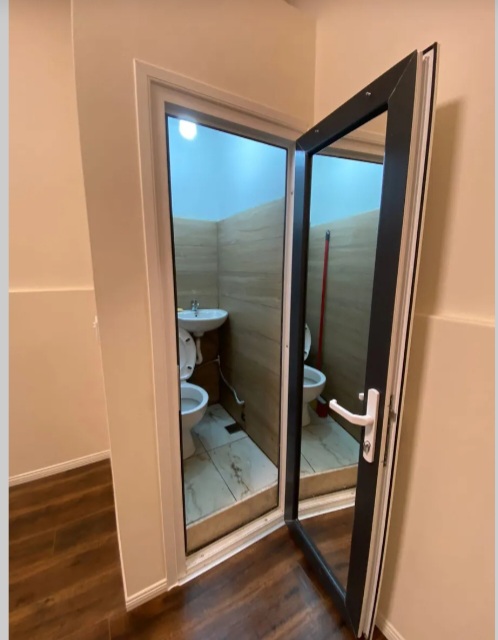 Tirane, jepet me qera dyqan Kati 0, 15 m² 250 € (Komuna e parisit)