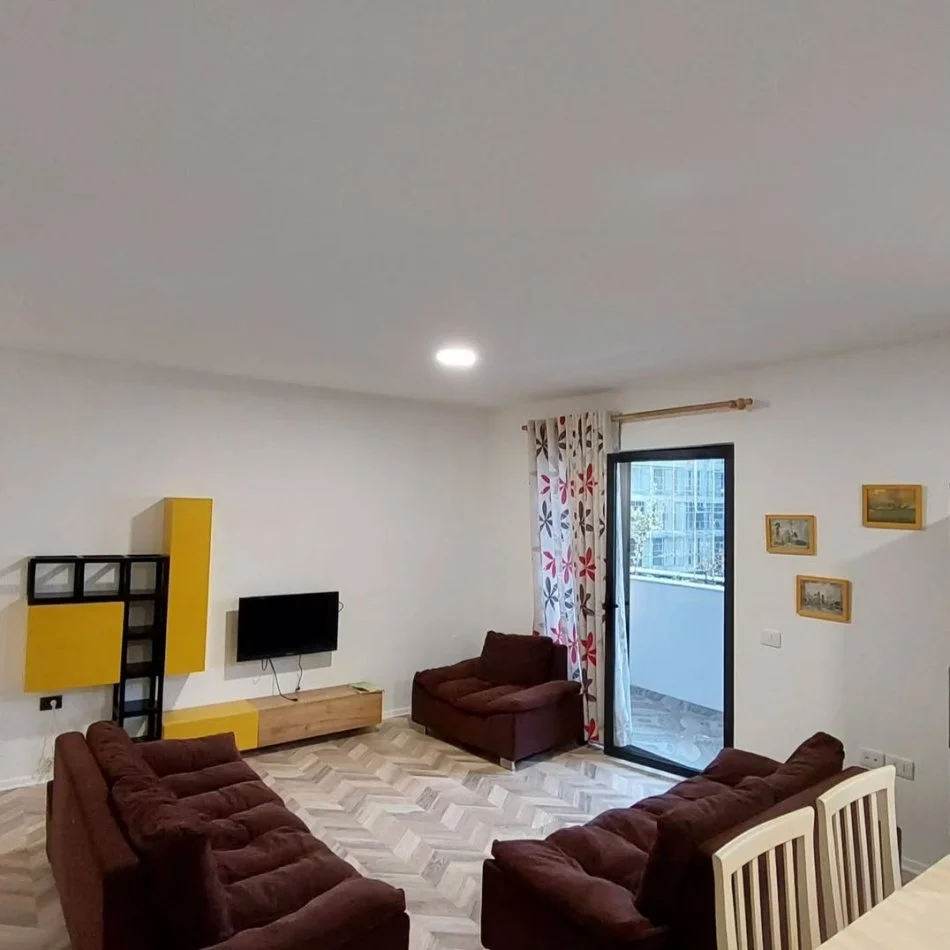 Tirane, jepet me qera apartament 2+1+Ballkon Kati 4, 115 m² 500 € 