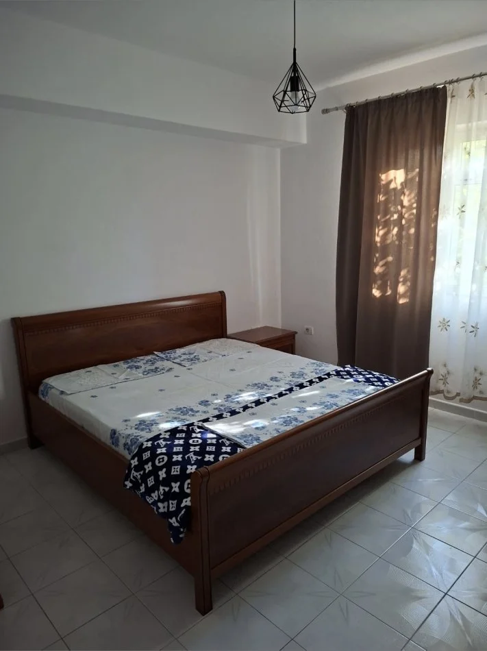 Tirane, jepet me qera apartament 1+1+Aneks+Ballkon Kati 1, 50 m² 350 € (Rruga Jordan Misja)