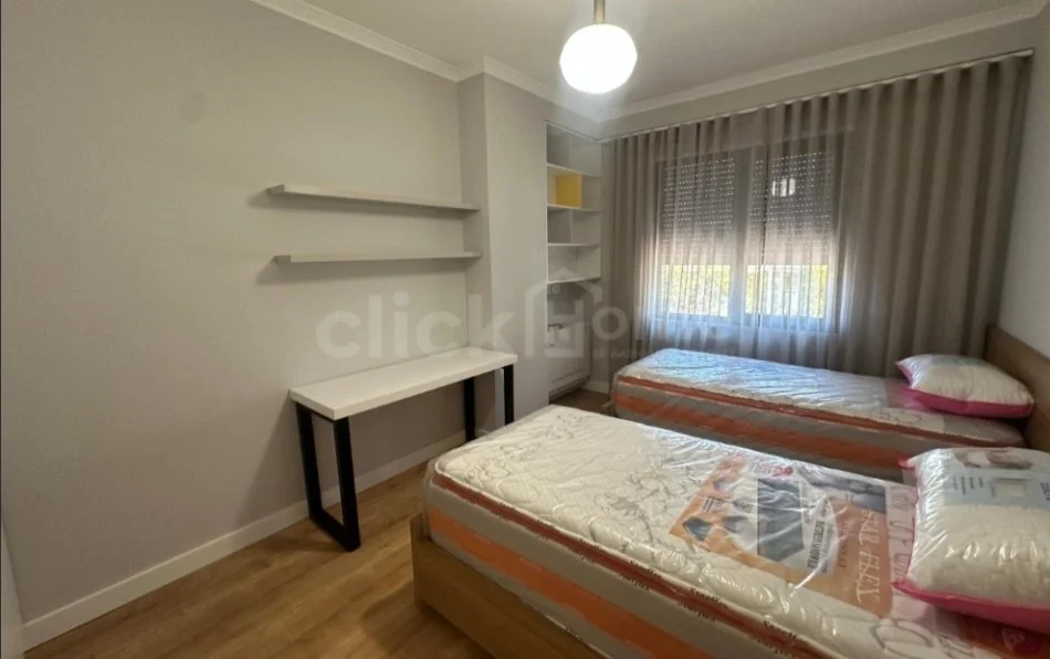 Tirane, jepet me qera apartament 2+1+Ballkon Kati 4, 1.000 € 