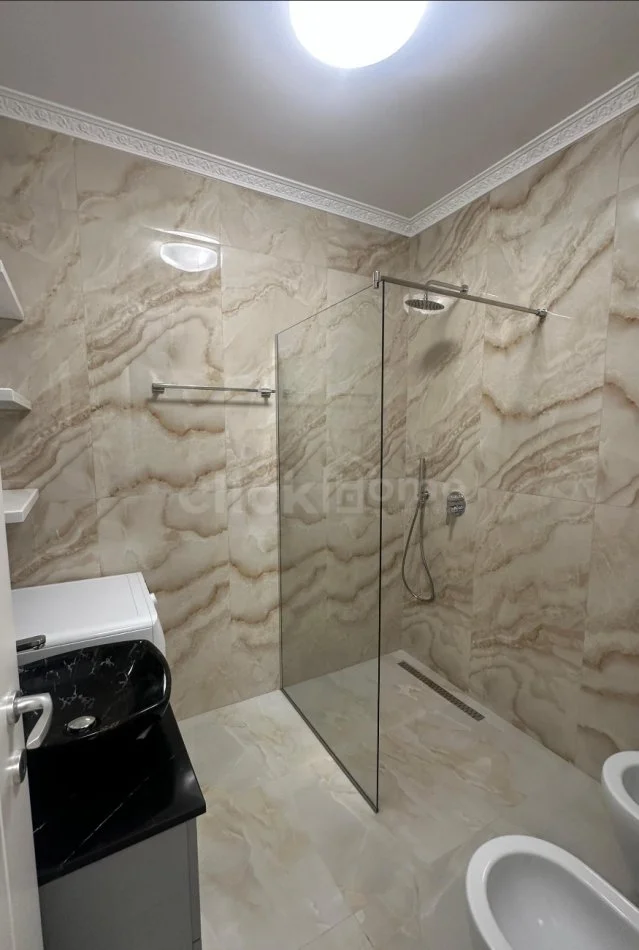 Tirane, jepet me qera apartament 2+1+Ballkon Kati 4, 1.000 € 