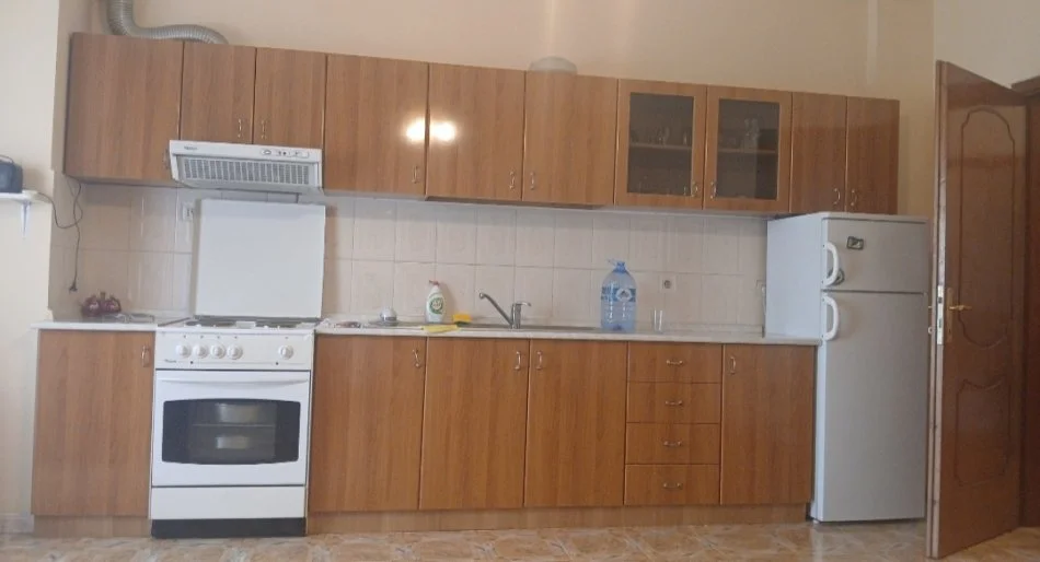 Tirane, jepet me qera apartament 1+1+Ballkon Kati 3, 85 m² 61 € (Besim Imami)