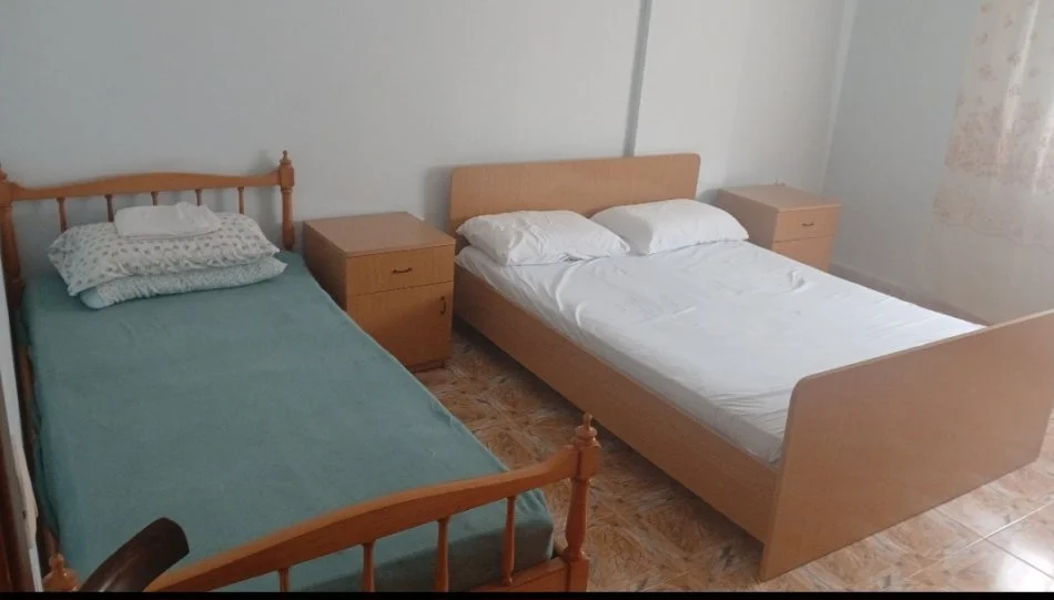 Tirane, jepet me qera apartament 1+1+Ballkon Kati 3, 85 m² 61 € (Besim Imami)
