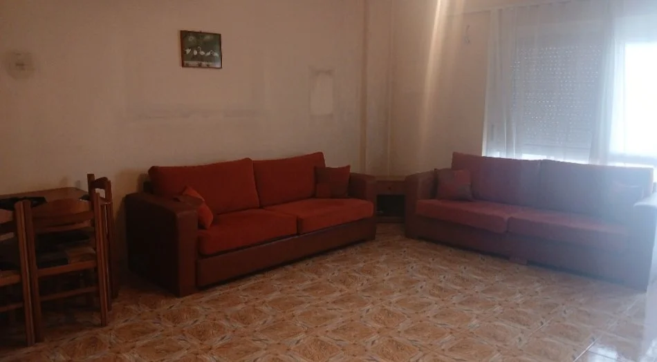 Tirane, jepet me qera apartament 1+1+Ballkon Kati 3, 85 m² 61 € (Besim Imami)