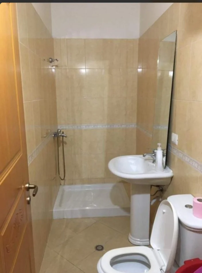 Vlore, jepet me qera garsonier 1+1 Kati 3, 27 m² 30 € (30 euro/ euro nata ,100 m nga fillimi I Lungomares)