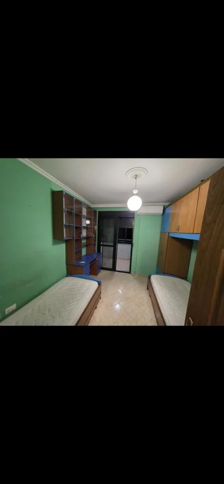 Tirane, jepet me qera apartament 2+1+Ballkon Kati 3, 120 m² 500 € (Rruga 5 Maji)