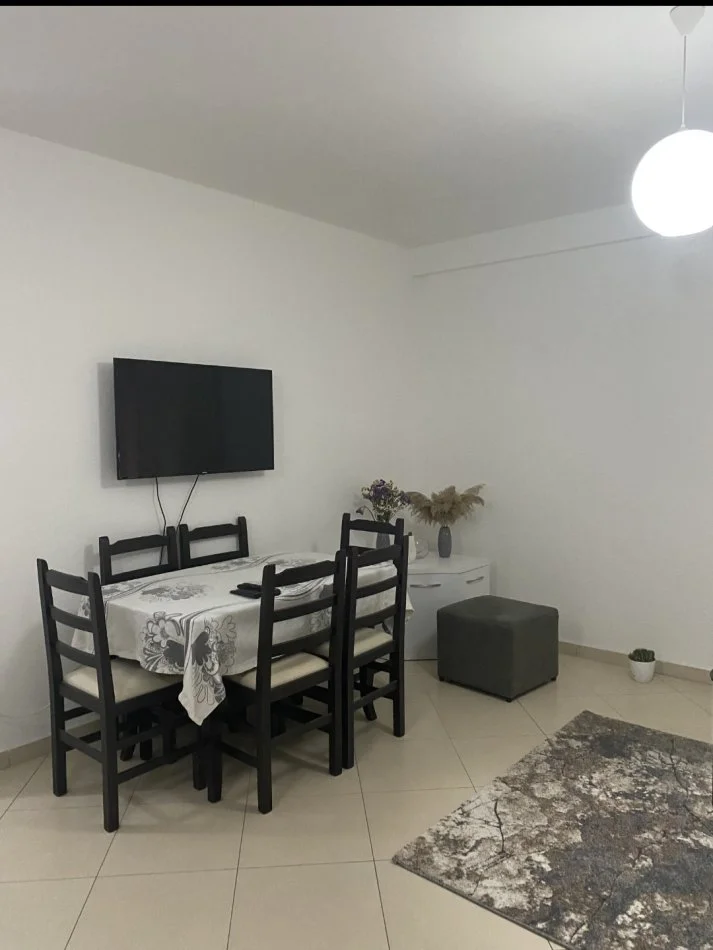 Tirane, jepet me qera apartament 1+1+Ballkon , 450 € (Astir,Kompleksi Sima-Com)