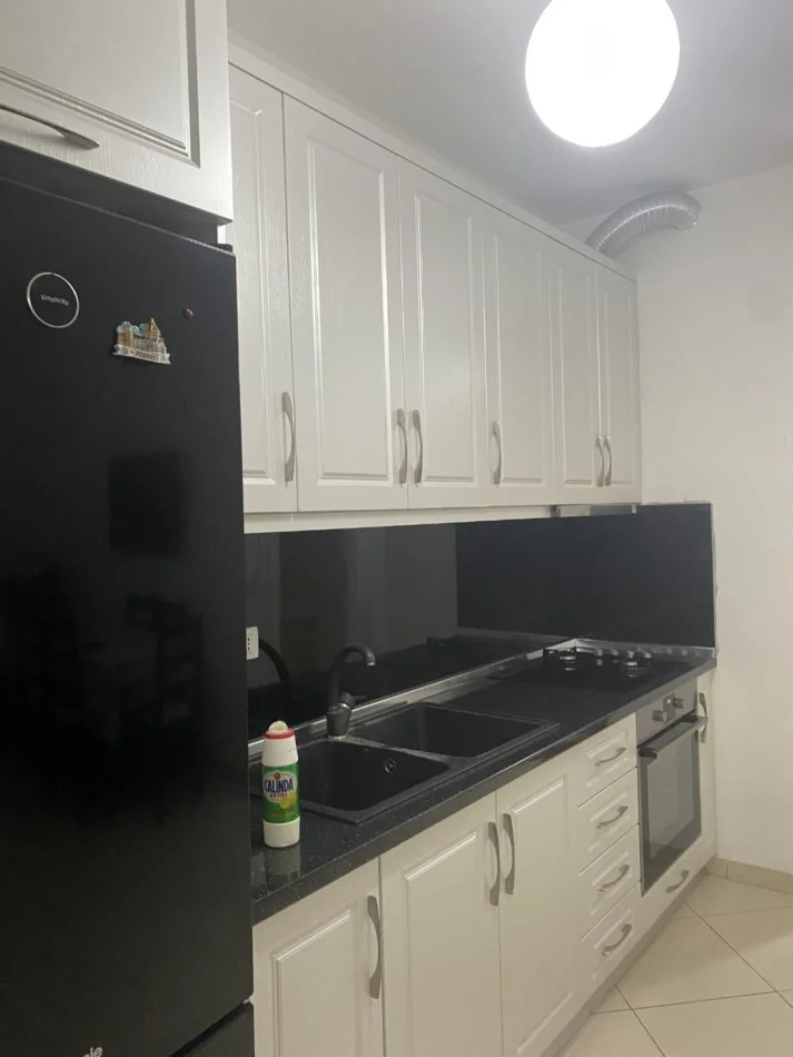 Tirane, jepet me qera apartament 1+1+Ballkon , 450 € (Astir,Kompleksi Sima-Com)