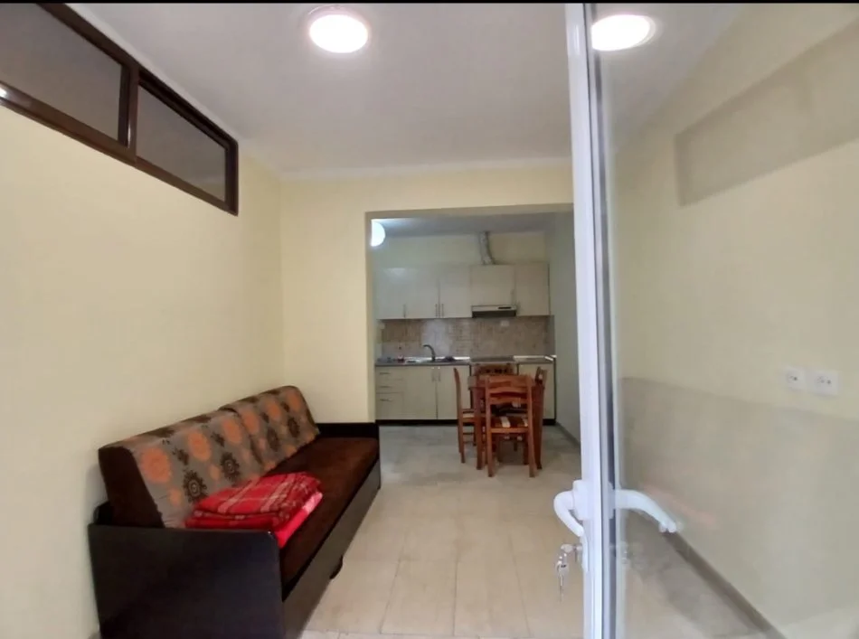 Tirane, jepet me qera apartament 1+1 Kati 1, 70 m² 500 € (Pazwri I ri)