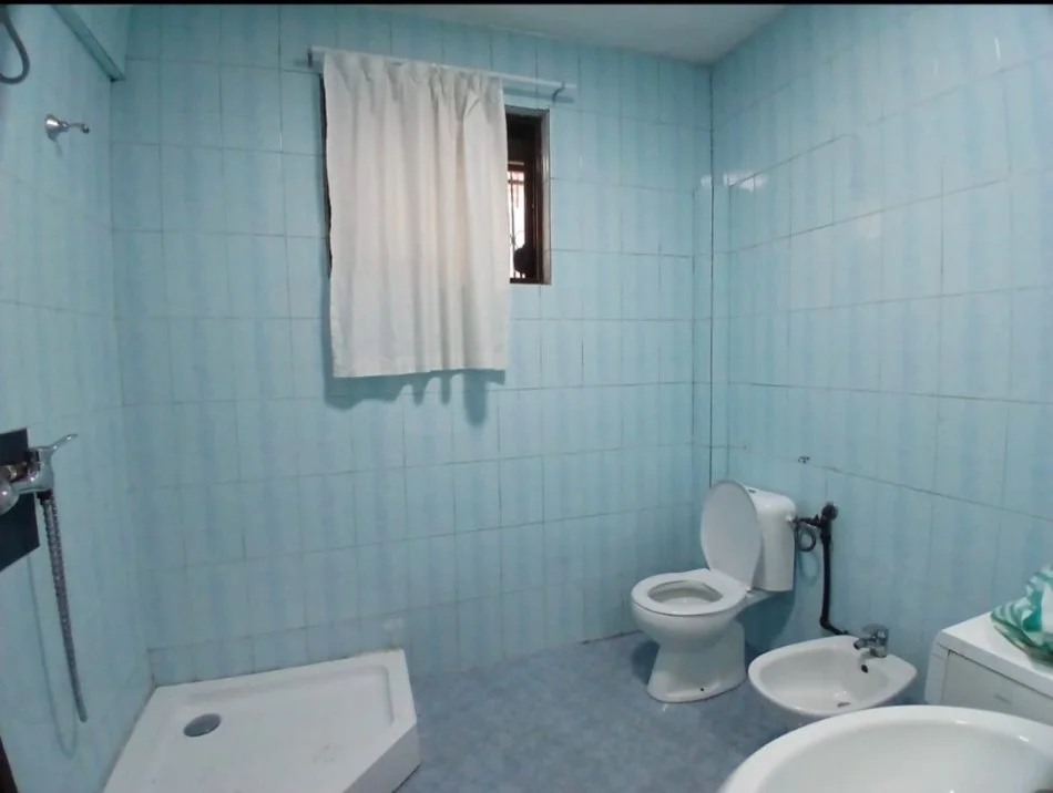 Tirane, jepet me qera apartament 1+1 Kati 1, 70 m² 500 € (Pazwri I ri)