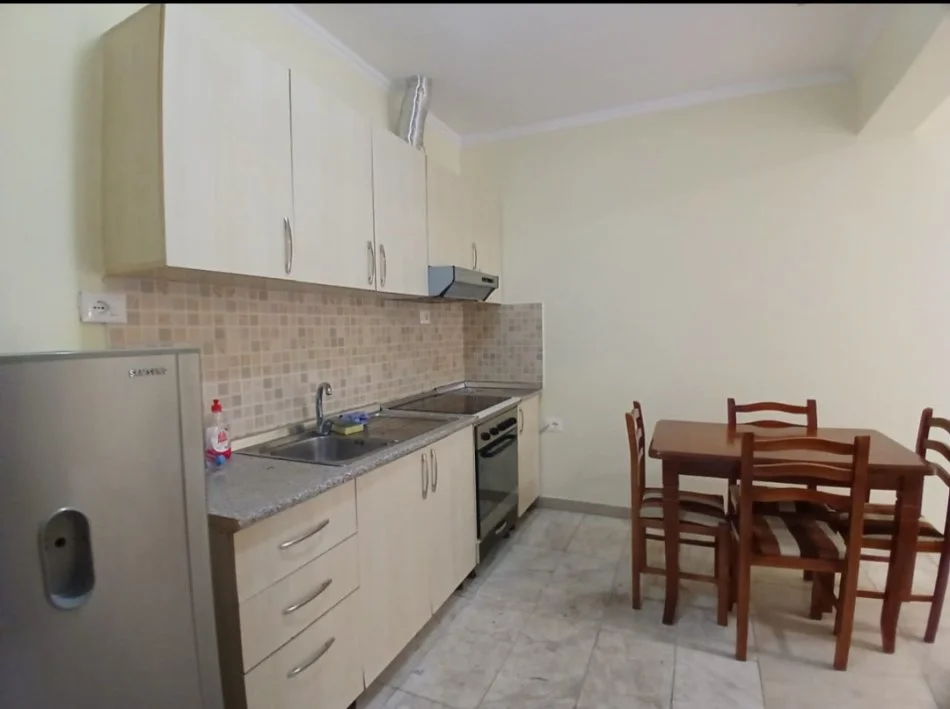 Tirane, jepet me qera apartament 1+1 Kati 1, 70 m² 500 € (Pazwri I ri)