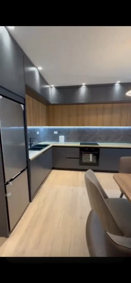 Tirane, jepet me qera apartament 1+1+Ballkon , 70 m² 800 € (Rruga Kroit Kopshti Botanik)