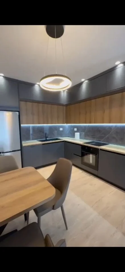 Tirane, jepet me qera apartament 1+1+Ballkon , 70 m² 800 € (Rruga Kroit Kopshti Botanik)