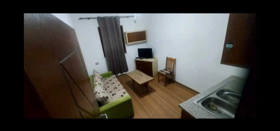 Tirane, jepet me qera Vile 1+1 Kati 3, 45 m² 250 € (Aleksandër Hobdari)