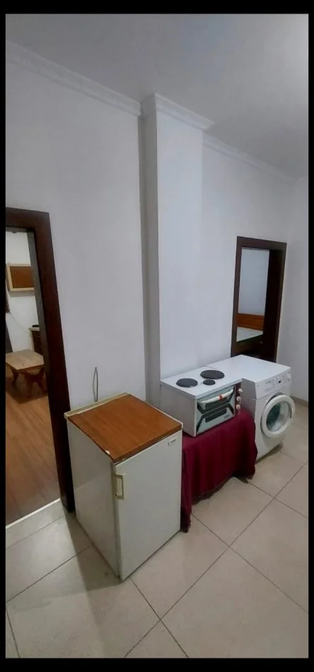 Tirane, jepet me qera Vile 1+1 Kati 3, 45 m² 250 € (Aleksandër Hobdari)