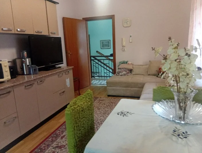 Tirane, jepet me qera Vile 3+1+Aneks+Ballkon Kati 1, 140 m² 700 € (Prane Vodafonit)