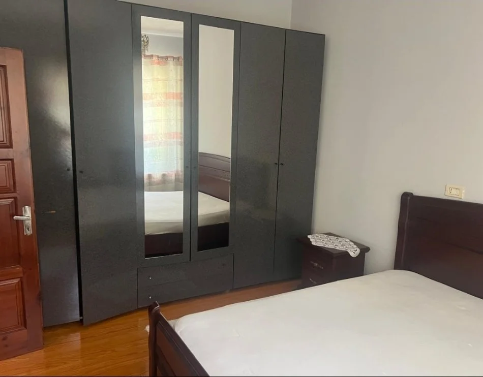 Tirane, shitet apartament Kati 1, (Laprake)