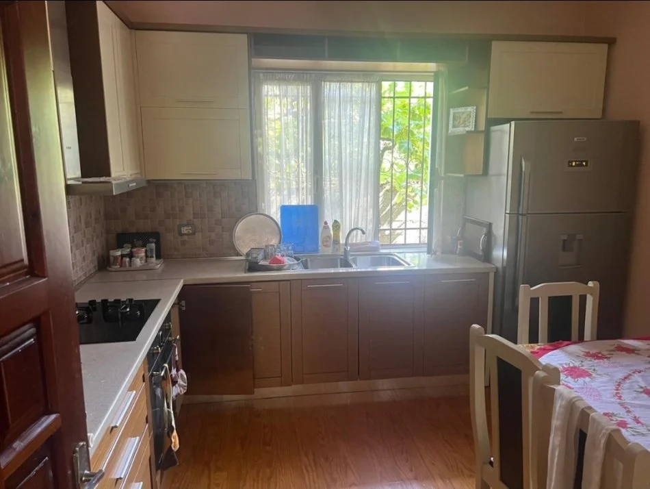 Tirane, shitet apartament Kati 1, (Laprake)