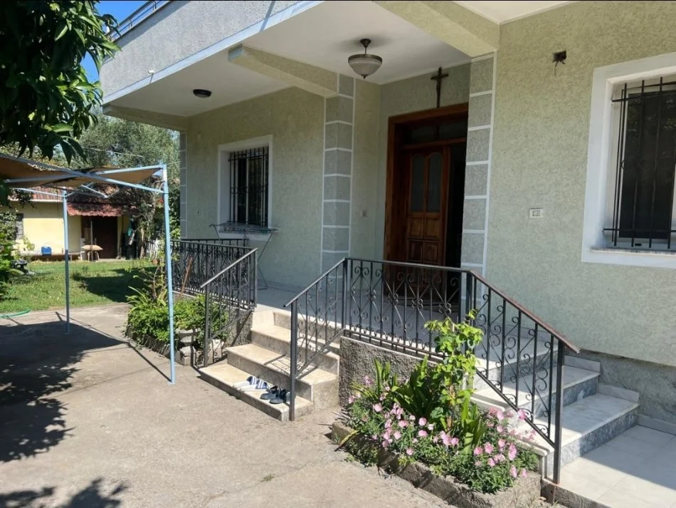 Tirane, shitet apartament Kati 1, (Laprake)