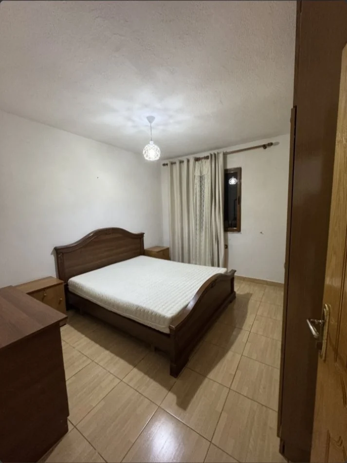 Tirane, jepet me qera apartament 2+1 Kati 2, 120 m² 450 € (kinostudio , porcelan)