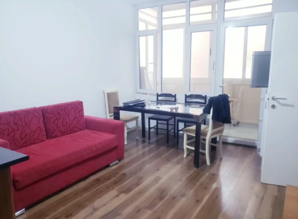 Tirane, jepet me qera apartament 1+1+Aneks+Ballkon Kati 3, 60 m² 450 € (Rruga Myslym Shyrri)