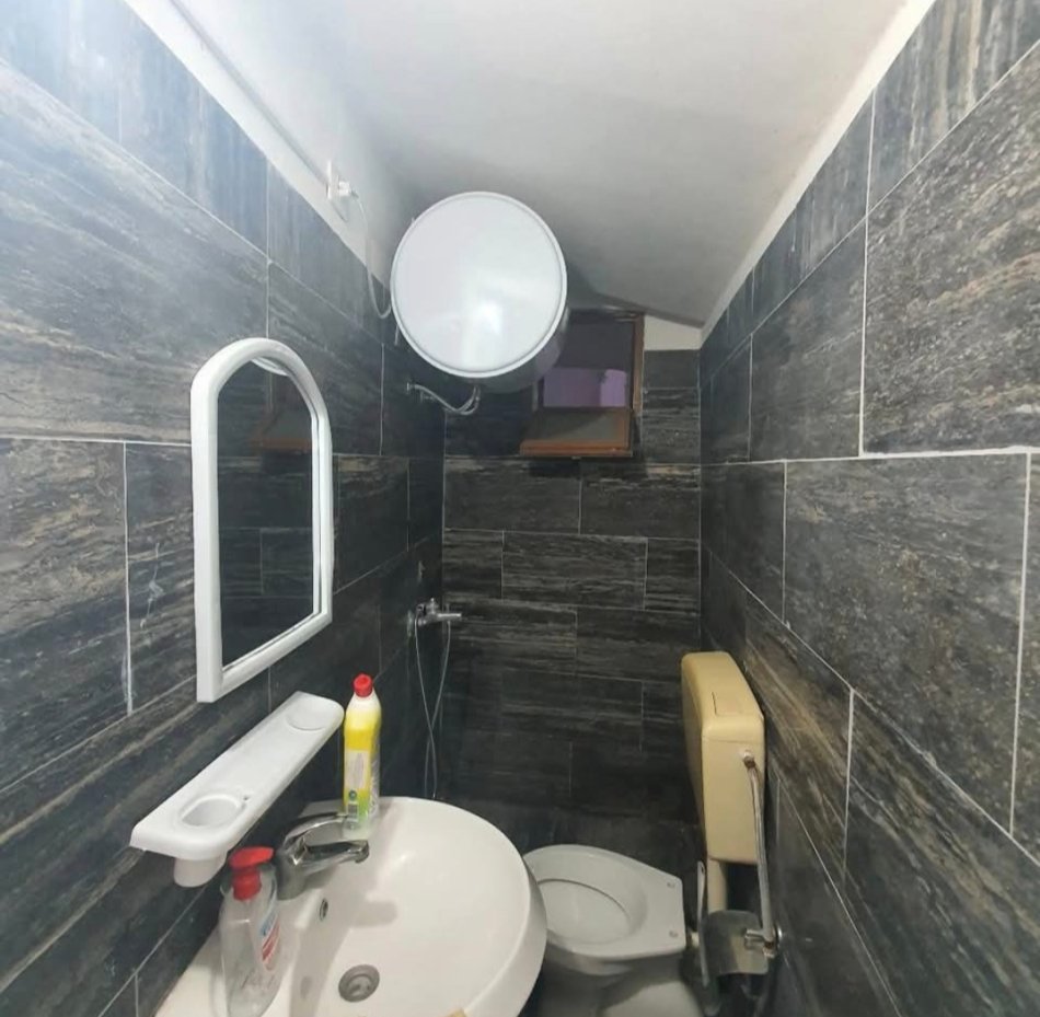 Vlore, jepet me qera apartament 1+1+Ballkon Kati 2, 45 m² 250 € (Rruga Hasan Sharra Vlore)