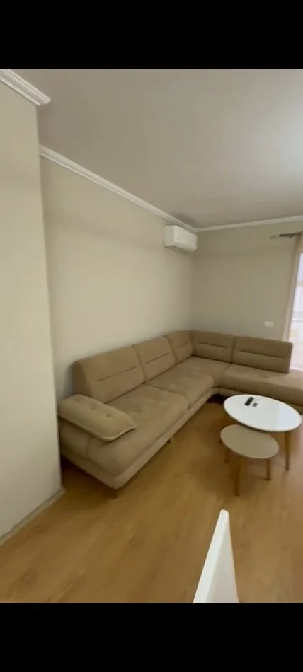 • Jepet me Qera Apartament 2+1, me sipërfaqe të madhe ne 5 Maji,  550 €uro