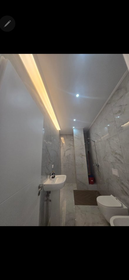 Tirane, jepet me qera nga Pronari, pa-komision zyre Kati 2, 67 m² 700 € (Rruga Viktor Eftimiu 32)