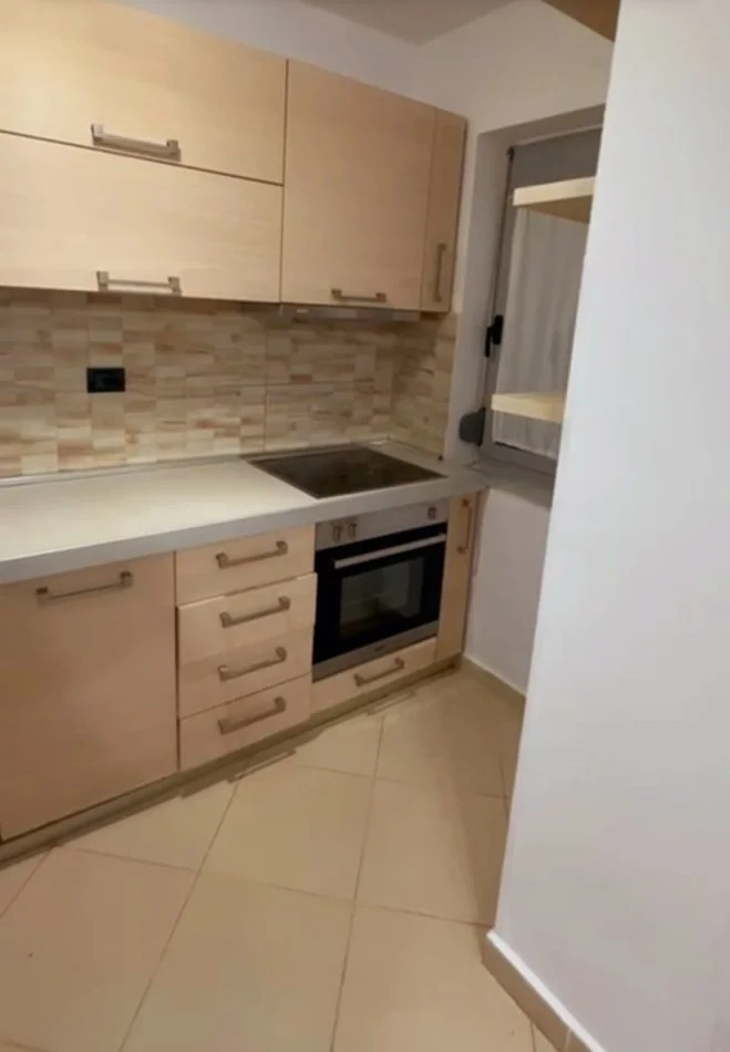 Tirane, jepet me qera apartament 2+1+Aneks+Ballkon Kati 2, 77 m² 510 € (Rruga Kongresi Manastirit)