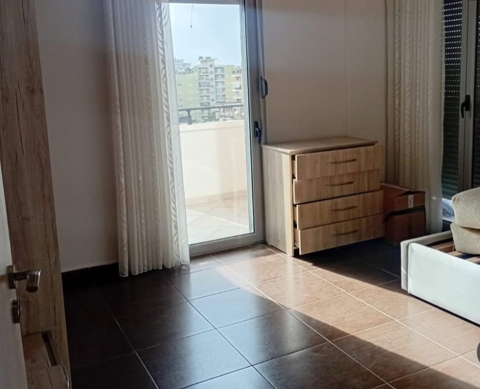 Vlore, jepet me qera apartament 2+1 Kati 7, 500 € 