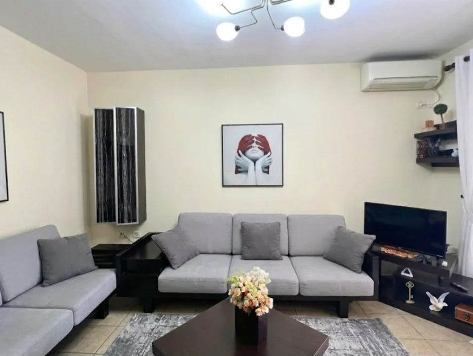 Tirane, jepet me qera apartament 1+1+Aneks+Ballkon Kati 2, 60 m² 450 € (Bulevaedi Bajram Curri)