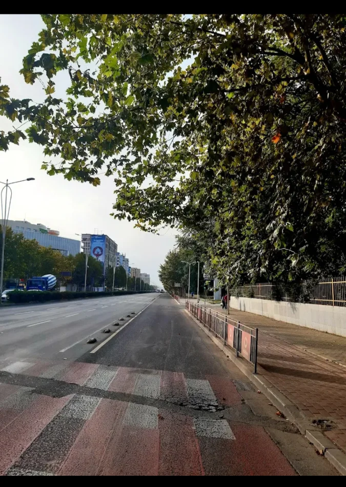 Tirane, jepet me qera apartament 1+1 , 430 € (Laprake)