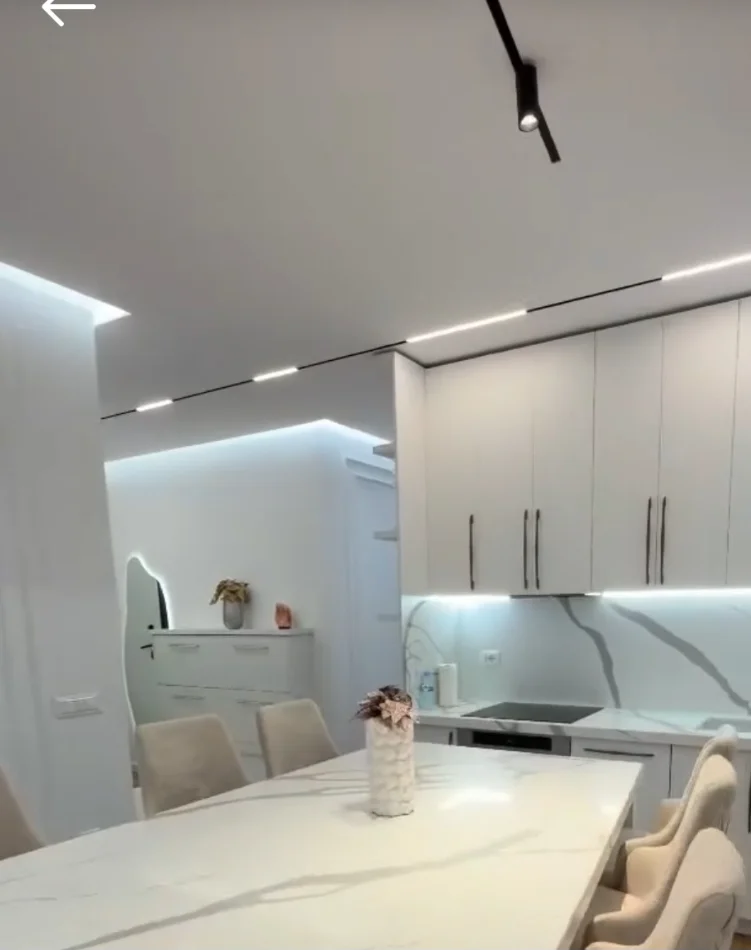 Tirane, jepet me qera apartament 2+1+2+Ballkon Kati 2, 102 m² (Bulevardi Zogu i 1)