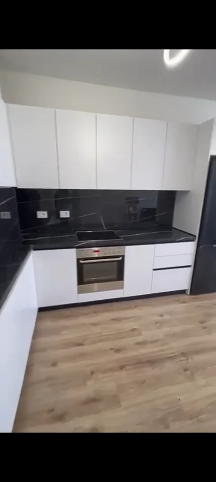 Tirane, shitet apartament 2+1+Ballkon Kati 10, 81 m² 220.000 € (Rruga Bedri Karapici Tirana Golden Park)