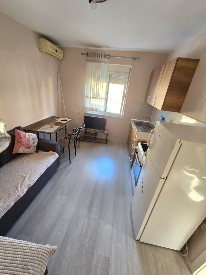 Tirane, shitet apartament 1+1 Kati 2, 54 m² 88.000 € (Vet Pronari, Rruga Lord Bajron ngjitur me Qendren Shendetsore nr.7)