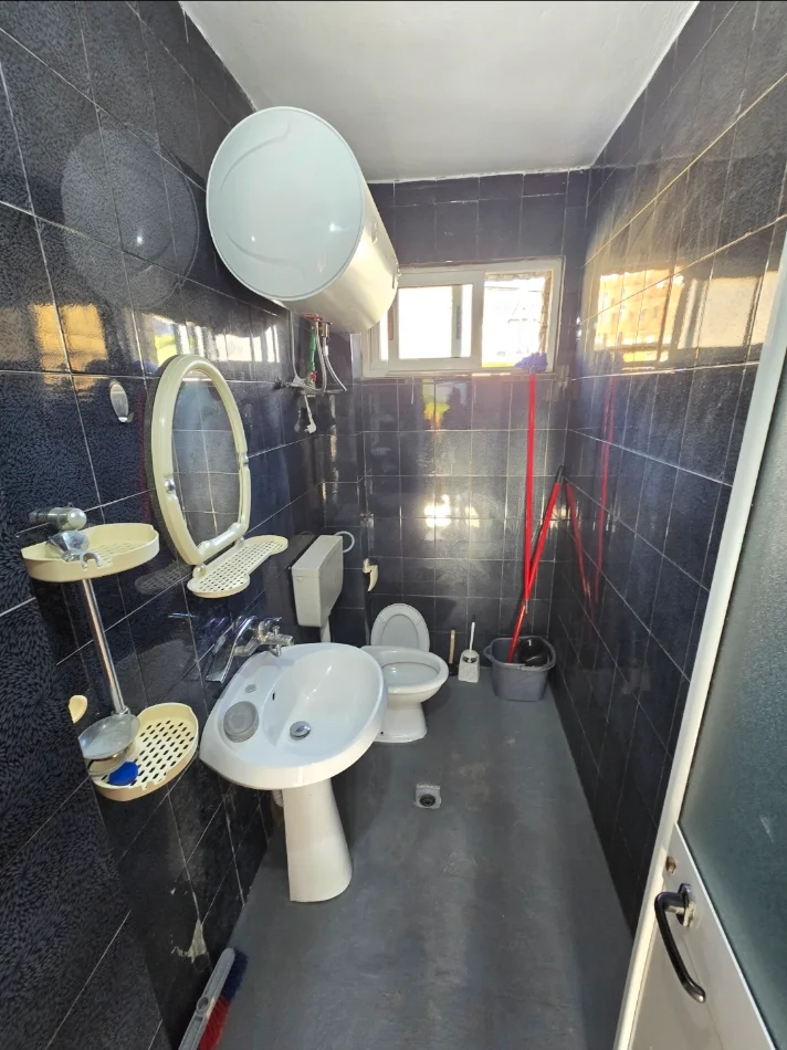 Tirane, shitet apartament 1+1 Kati 2, 2 m² 88.000 € (Vet Pronari, Rruga Lord Bajron ngjitur me Qendren Shendetsore nr.7)