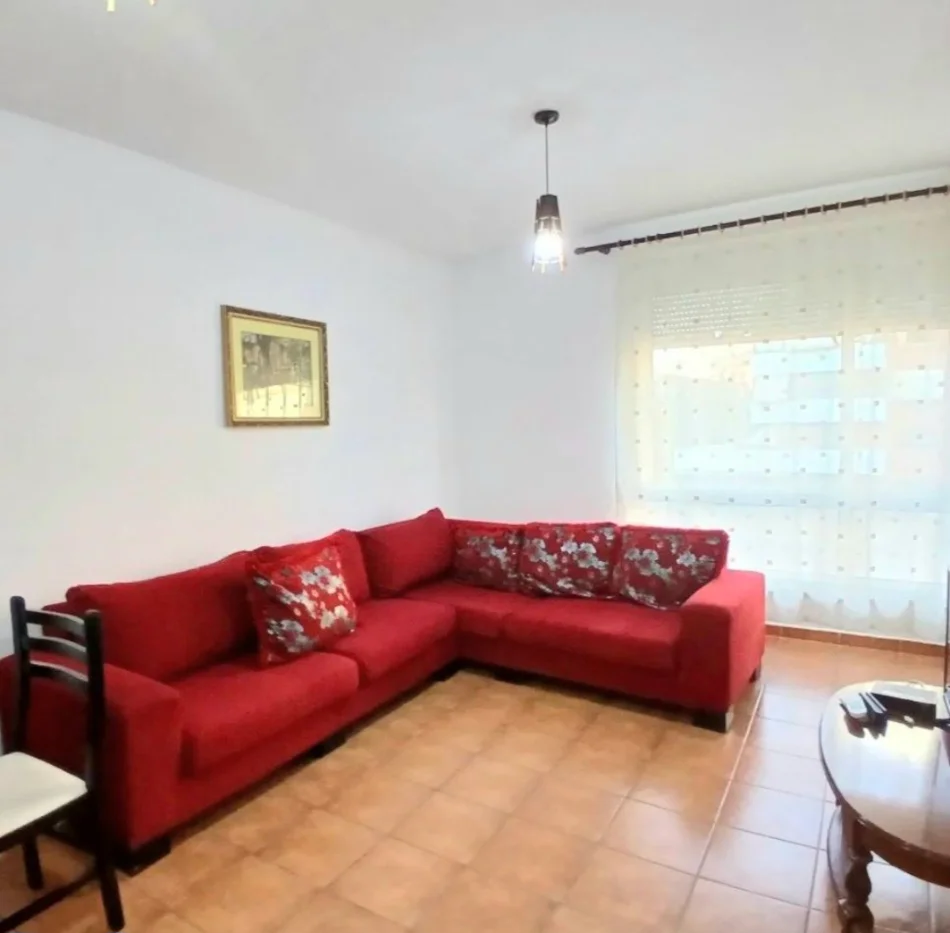 Tirane, jepet me qera apartament 1+1+Ballkon Kati 4, 500 € (Pazari I ri)