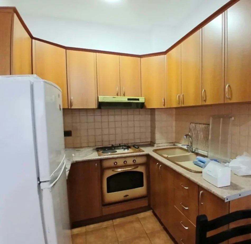 Tirane, jepet me qera apartament 1+1+Ballkon Kati 4, 500 € (Pazari I ri)