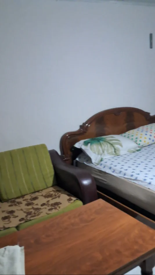 Tirane, jepet me qera garsonier 1+1 Kati 1, 35 m² (Fundi Rruges Jordan Misja, Sapo kalon Shinat e Trenit)