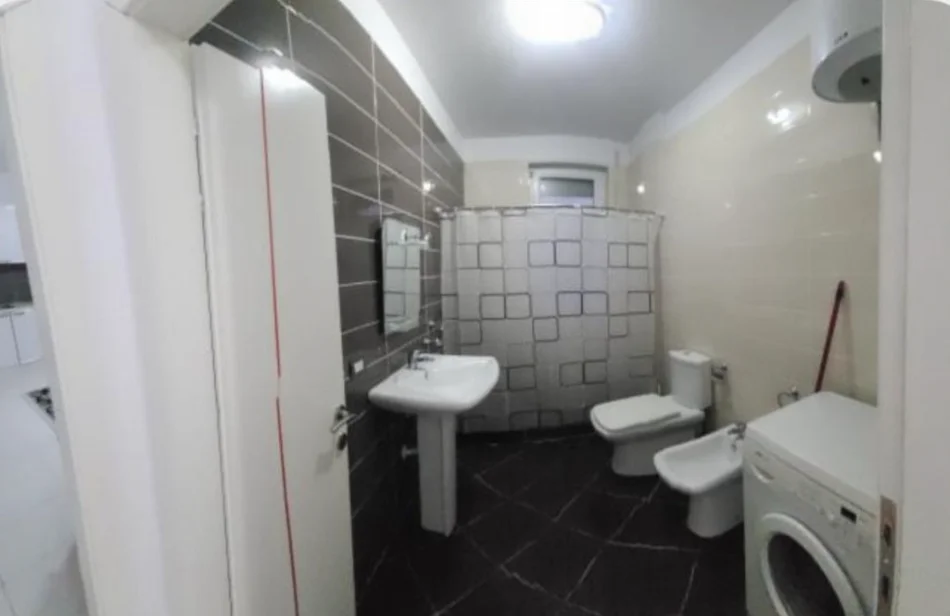 Tirane, jepet me qera apartament 1+1+Ballkon Kati 2, 60 m² 500 € (Kopshti botanik)
