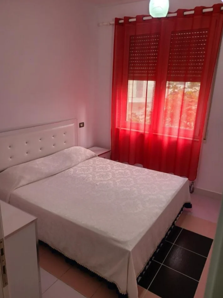 Tirane, jepet me qera apartament 1+1+Ballkon Kati 2, 60 m² 500 € (Kopshti botanik)