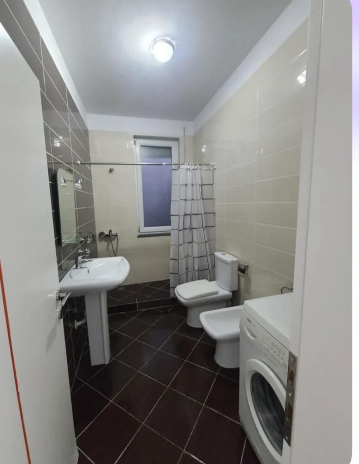 Tirane, jepet me qera apartament 1+1+Ballkon Kati 2, 60 m² 500 € (Kopshti botanik)
