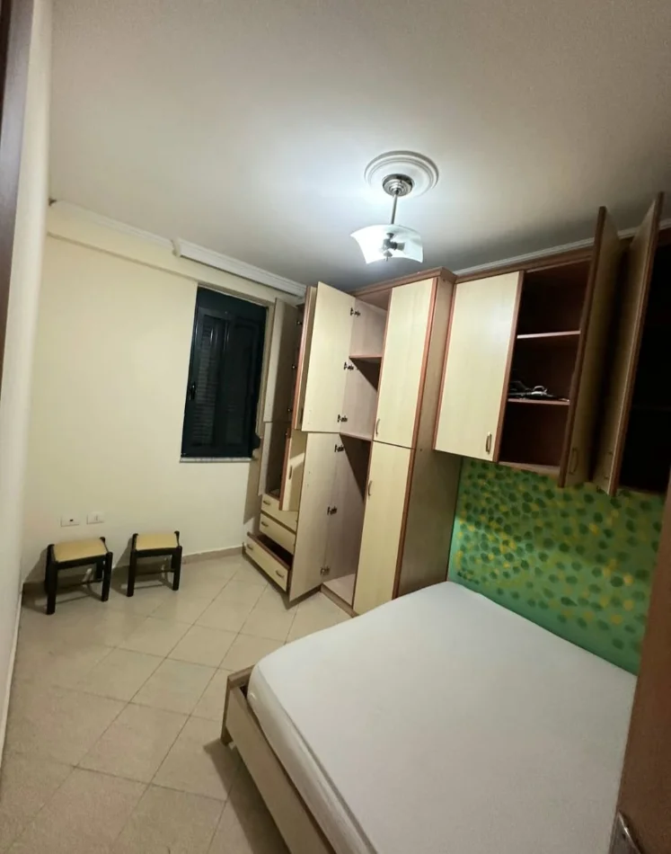 Tirane, jepet me qera apartament 1+1+Ballkon Kati 4, 55 m² 400 € (5 maj)