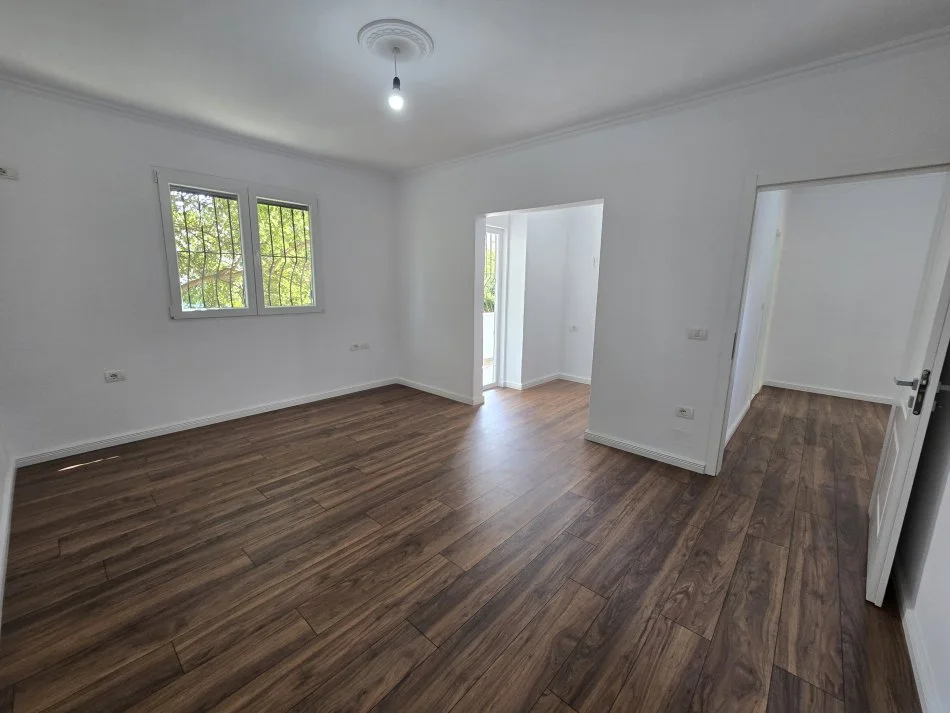 Tirane, shitet apartament 1+1 Kati 2, 122.000 € 