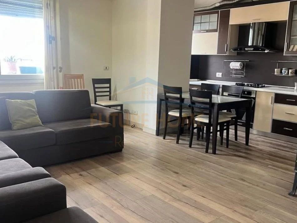 Durres, jepet me qera apartament 2+1 Kati 4, 105 m² 450 € (PRANË MARKATËS, DURRËS)
