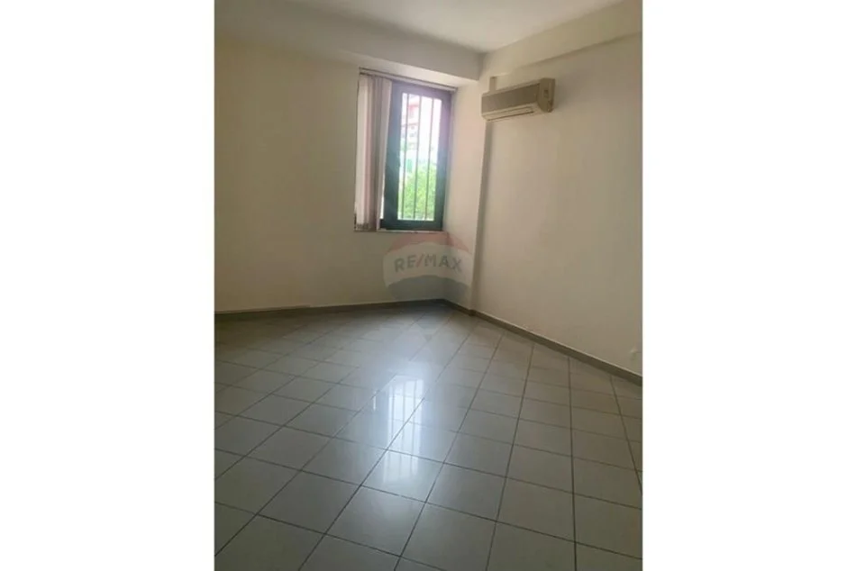 Tirane, jepet me qera zyre Kati 1, 170 m² 1.200 € (Rruga e Dibres)