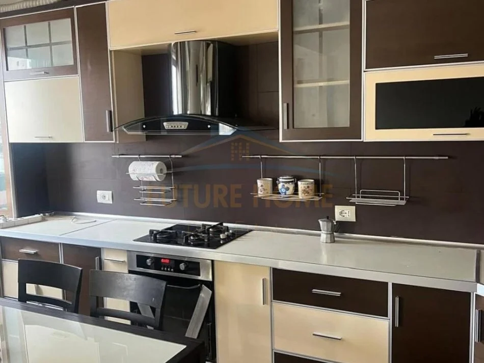 Durres, jepet me qera apartament 2+1 Kati 4, 105 m² 450 € (PRANË MARKATËS, DURRËS)