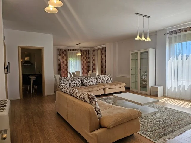 Tirane, jepet me qera Vile 3 Katshe Kati 3, 350 m² 2.500 € (TEG)